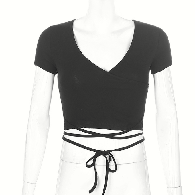 Camiseta casual de mujer slim fit con escote en V y tirantes cruzados